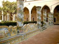 Il chiostro maiolicato di Santa Chiara 