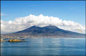Panorama di Napoli con il Vesuvio innevato