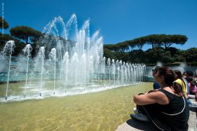 Napoli - giochi d'acqua della Fontana dell'Esedra