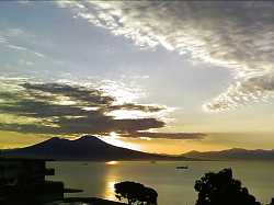 Alba sul Golfo di Napoli e Vesuvio 