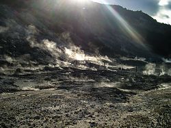 La Solfatara - le fumarole all'interno della caldera