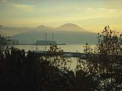 Il vesuvio visto dal porto di Mergellina