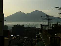 Il Vesuvio visto dal centro di Napoli