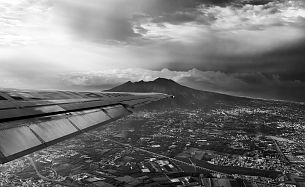 Sorvolando Napoli - Il Vesuvio dall'aereo 