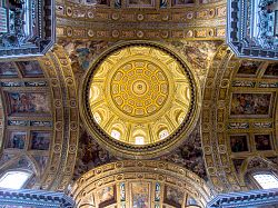 Napoli - La cupola della Chiesa del Gesù Nuovo
