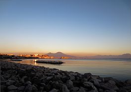 Castel dell'Ovo e Vesuvio al tramonto