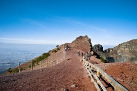 Su, al cratere del Vesuvio