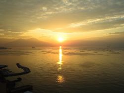 Alba sul Golfo di Napoli