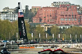 America's Cup Napoli - Oracle si prepara a scendere in acqua 