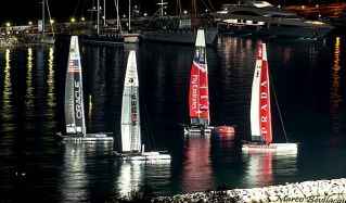 America's Cup Napoli - i catamarani illuminati di sera