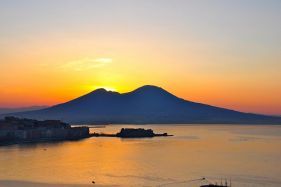 Napoli - Alba sul golfo