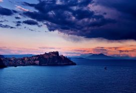 Procida - Terra murata e Napoli al tramonto