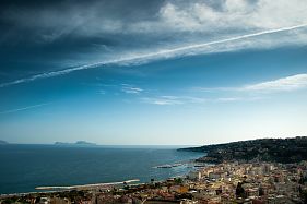 Panorama del lungomare con Capri 