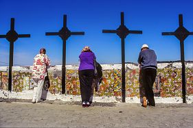Ischia - Turisti presso la Chiesa del Soccorso