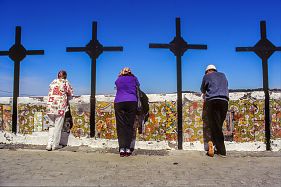 Ischia - Turisti presso la Chiesa del Soccorso 