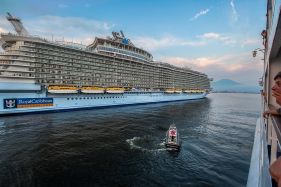 "Allure of the Sea" in partenza dal porto di Napoli